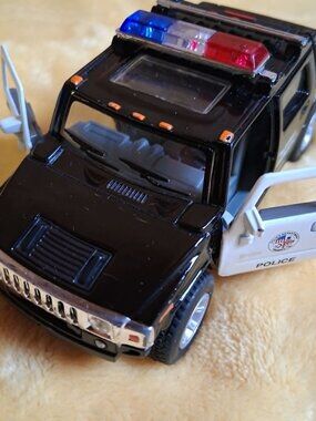 KINSMART 2005 HUMMER H2 SUT---DIE CAST